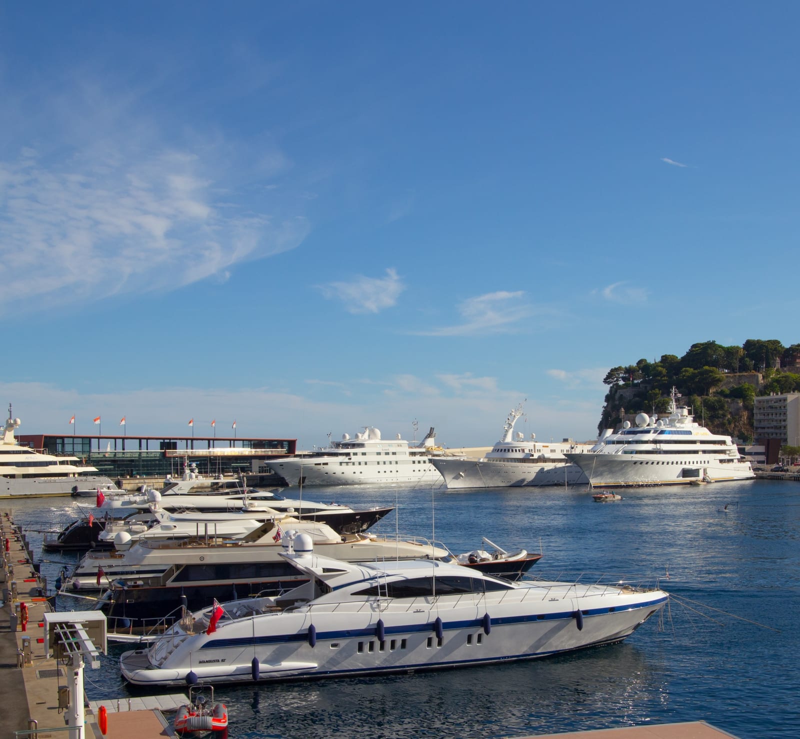 Yacht ormeggiato nel porto turistico