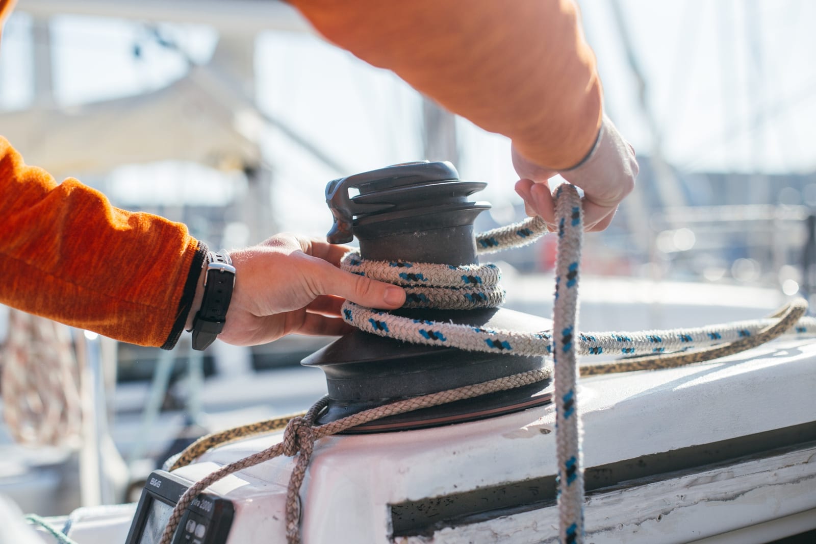 Skipper professionista che regola le cime di un'imbarcazione a vela